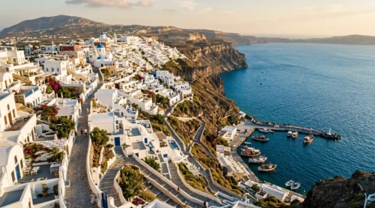 Village côtier européen authentique avec maisons colorées et ruelles pavées